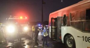 Homem coloca fogo em ônibus em Brasília e grita: ‘Fora, Bolsonaro’