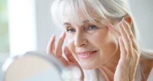 Como envelhecimento afeta pele, cabelo e unhas e o que fazer para se prevenir