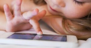 Smartphones colocam em risco saúde mental de crianças a partir dos 2 anos