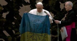 Papa chora ao citar Ucrânia em oração